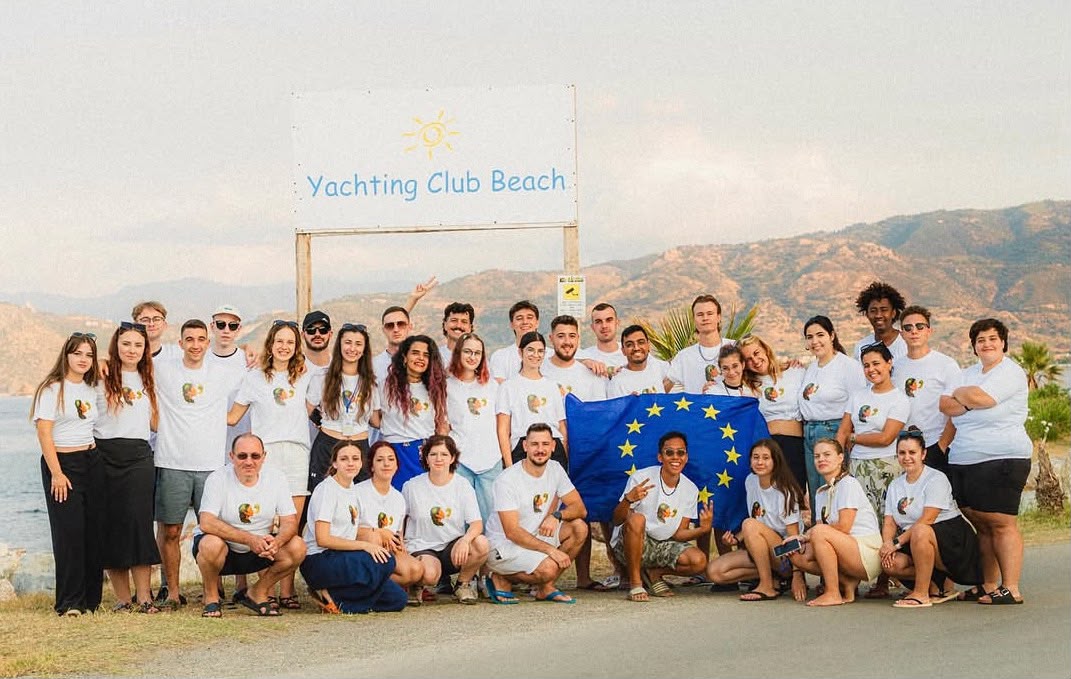 Gruppo di giovani partecipanti al progetto A world breathing in EUpnea con la bandiera europea
