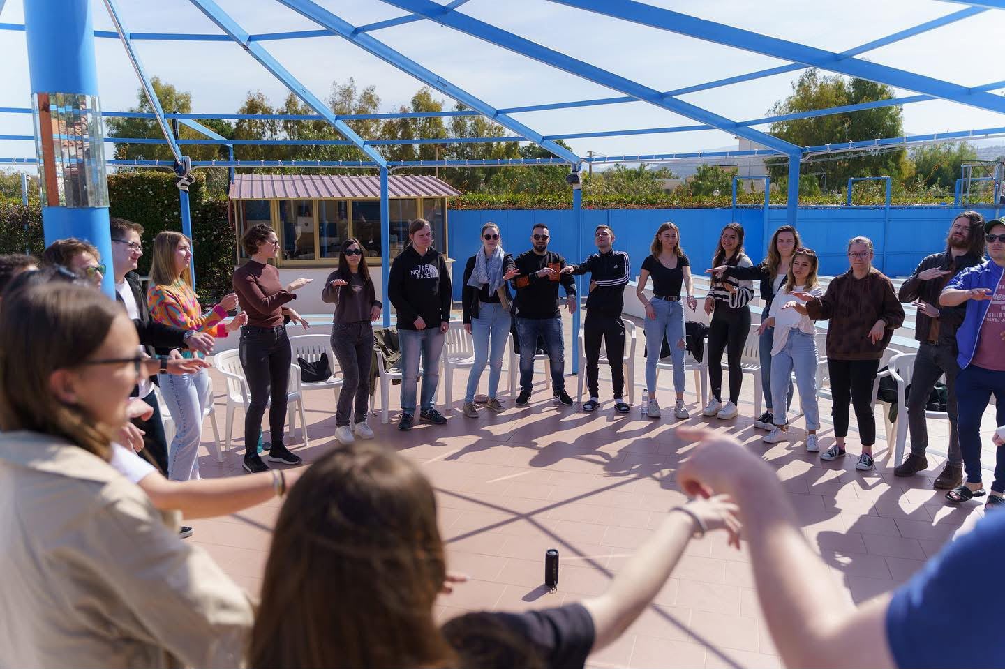 Gruppo di giovani partecipanti a un'attività di gruppo all'aperto del progetto Think Before You Buy