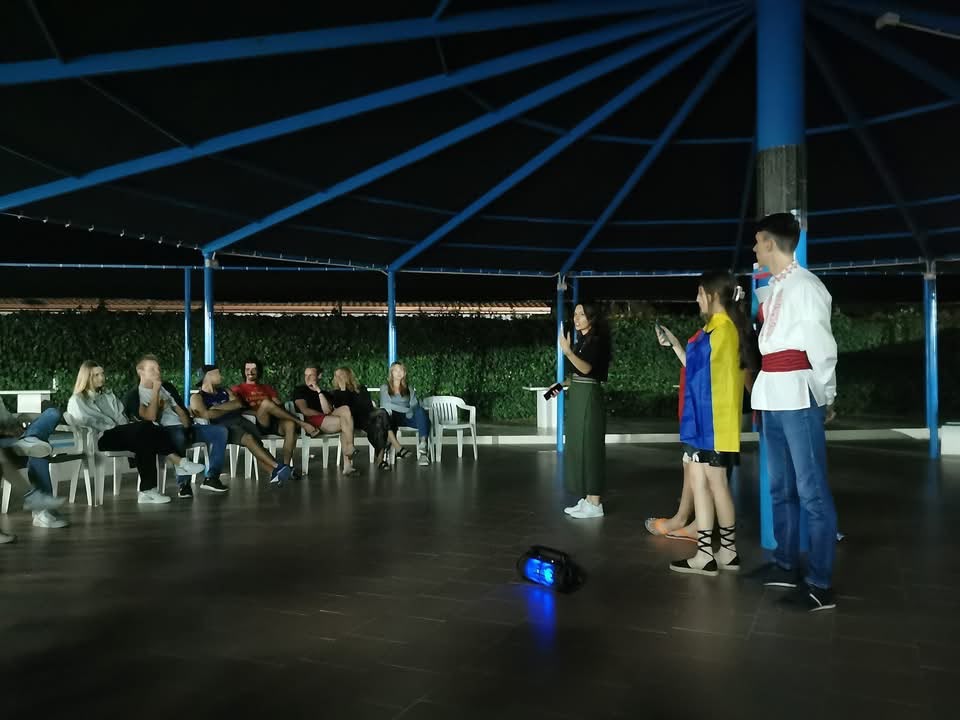 Giovani partecipanti a un'attività di gruppo del progetto Foo Skillers
