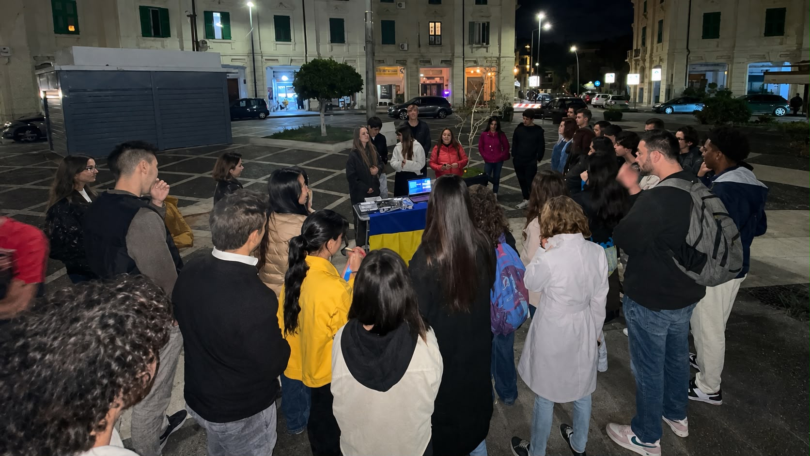 Gruppo di giovani ucraini e messinesi riuniti in piazza a Messina per un'attività del progetto Arancino Ucraino