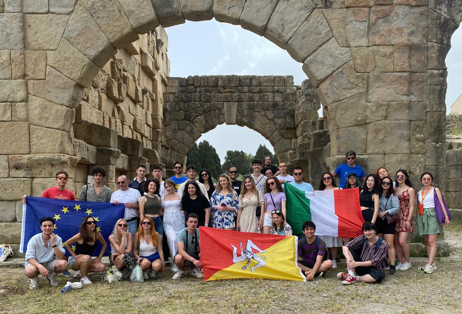 Gruppo di giovani partecipanti al progetto Keys to the Kingdom con bandiere europee e siciliana
