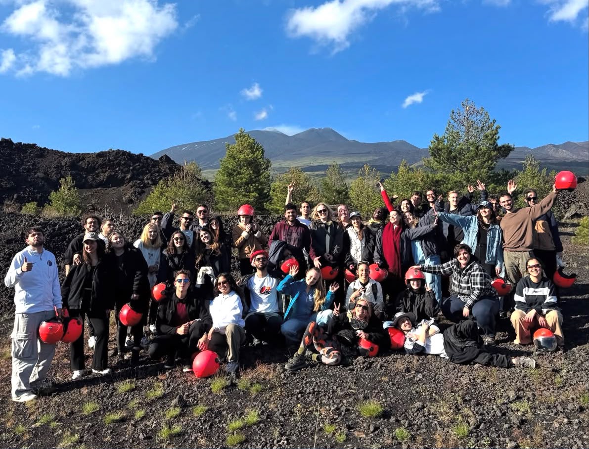 Partecipanti del progetto Youth on Mars nel paesaggio lavico dell'Etna