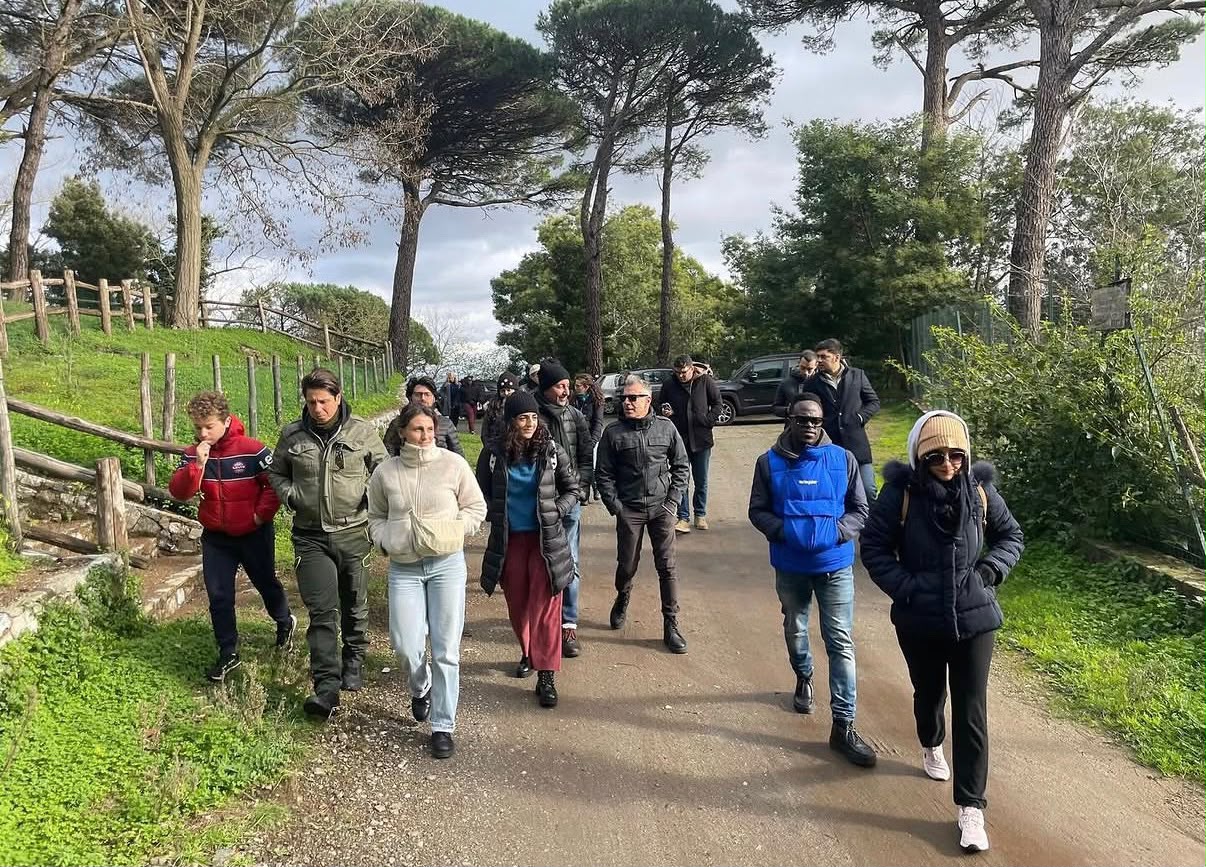 Gruppo di giovani partecipanti a un'attività all'aperto del progetto Mobilitiamoci